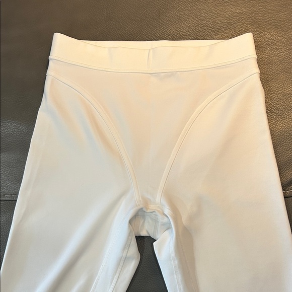 Lululemon Aerobic High-Rise 24” Tight White Leggings. Size 6 - Picture 4 of 8